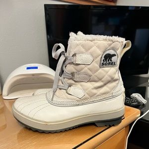 White Sorel waterproof winter boot size 6